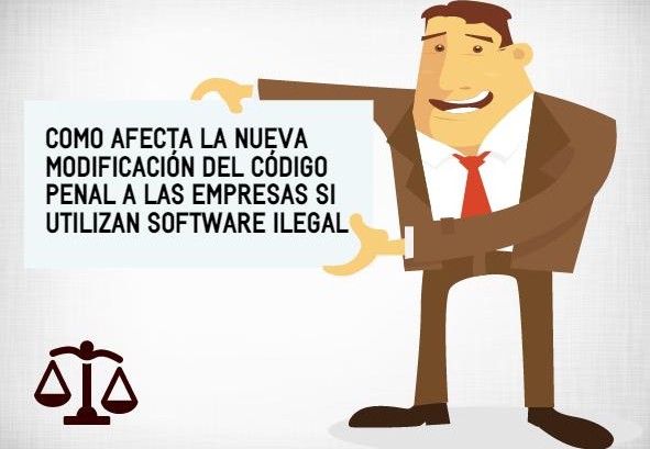 Profesional mostrando cartel con información de la nueva ley del código penal si se utiliza software ilegal.